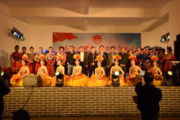 演出结束与领导合影
