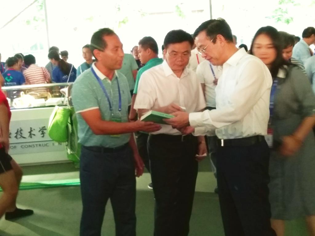 唐厅长和黄副厅长查看我系老师的文场著作