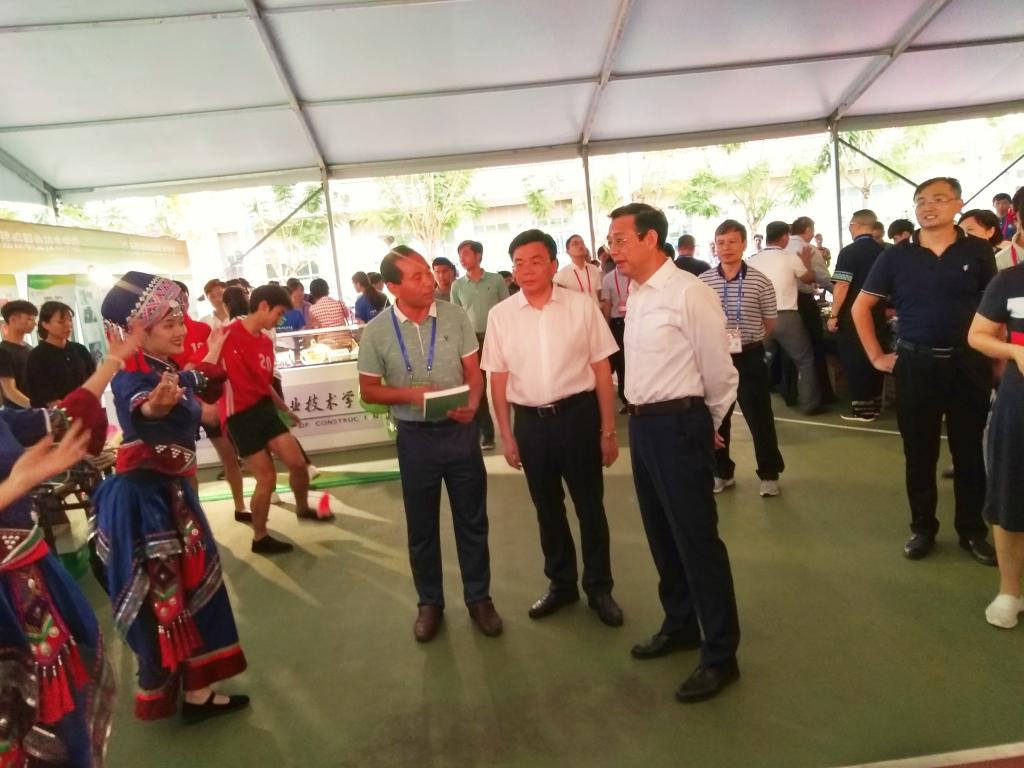 唐厅长和黄副厅长观看我校文场演出