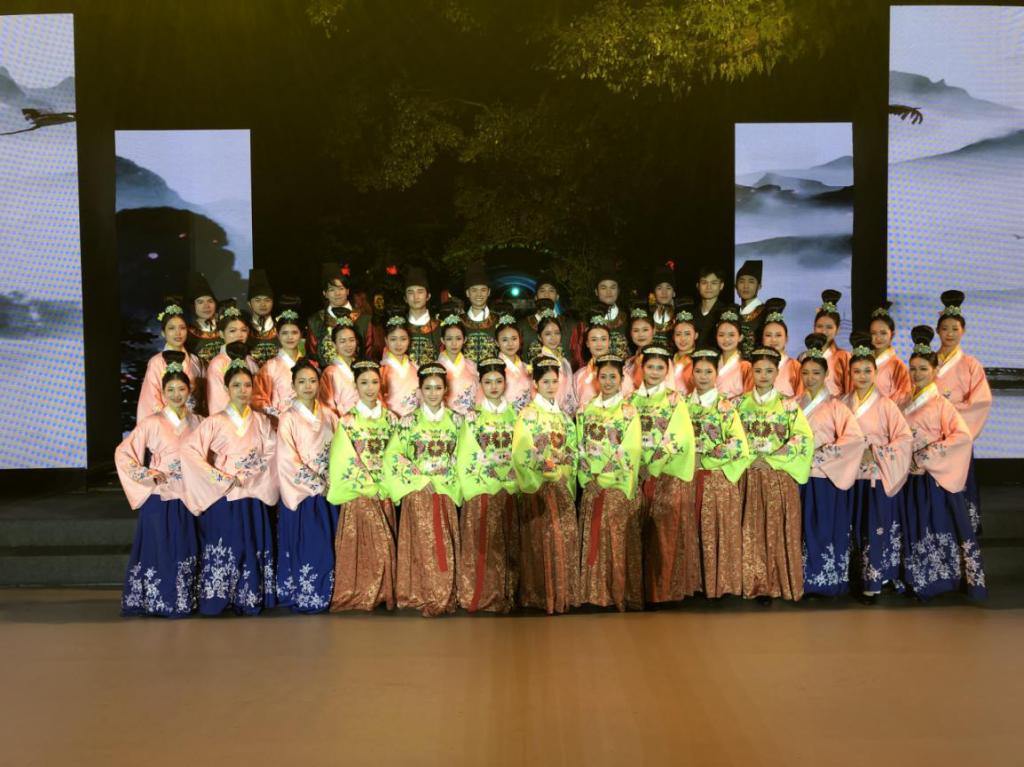 音乐系学生演出结束合影